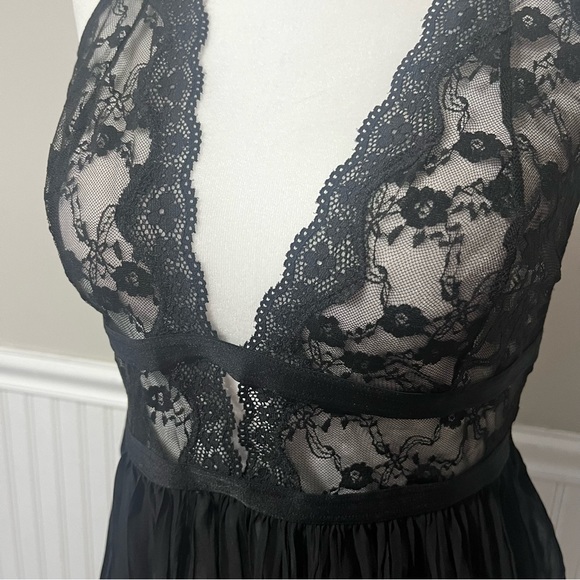 Victoria's Secret Black Lace & Sheer Pleated Halter Style Teddy - Picture 4 of 5